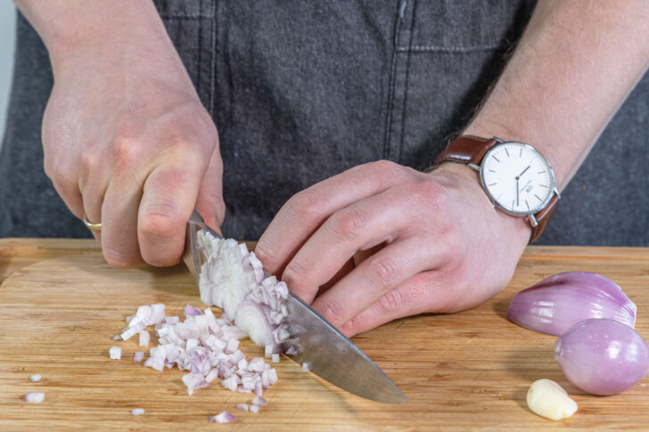 Zwiebel fein würfeln