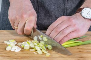Frühlingszwiebel schneiden