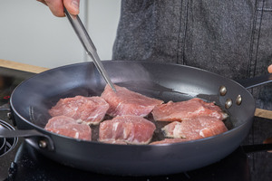 Fleisch in die Pfanne geben