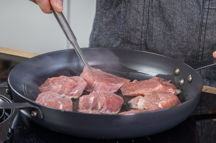 Fleisch in die Pfanne geben