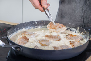 Schweinefilet wieder in die Pfanne geben