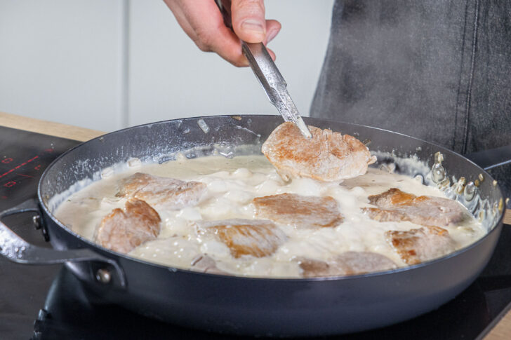 Schweinefilet wieder in die Pfanne geben