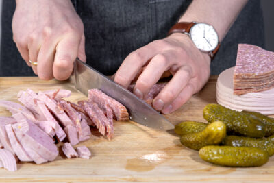 Wurst in Streifen schneiden