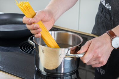 Für die Spaghetti aglio e olio e peperoncino  die Pasta in den Topf geben