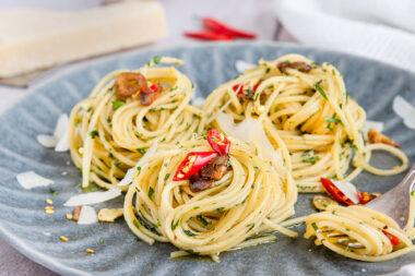Spaghetti aglio e olio e peperoncino