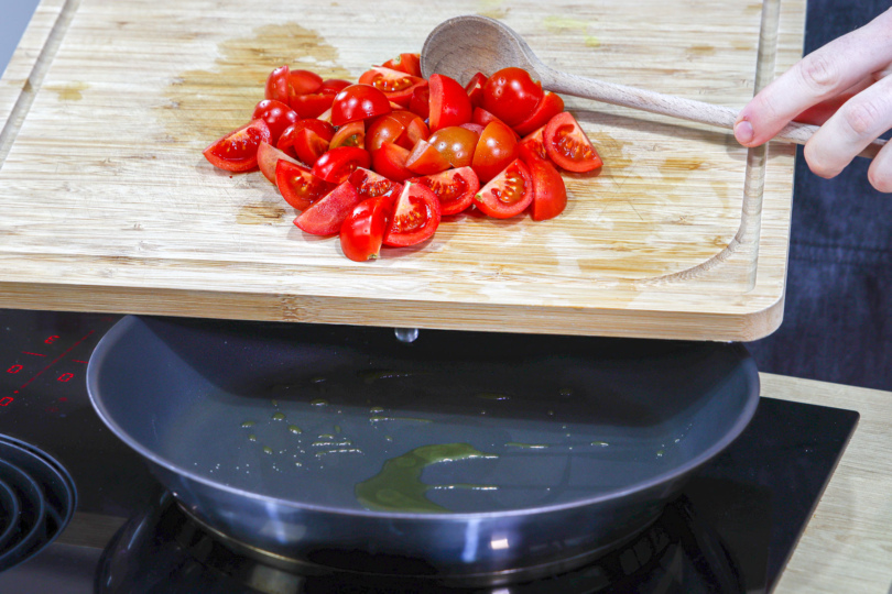 Tomaten in die Pfanne geben