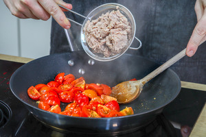 abgetropften Thunfisch aus der Dose dazugeben