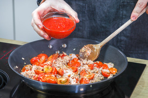 Tomaten dazugeben