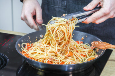 Thunfisch-Pasta vermischen