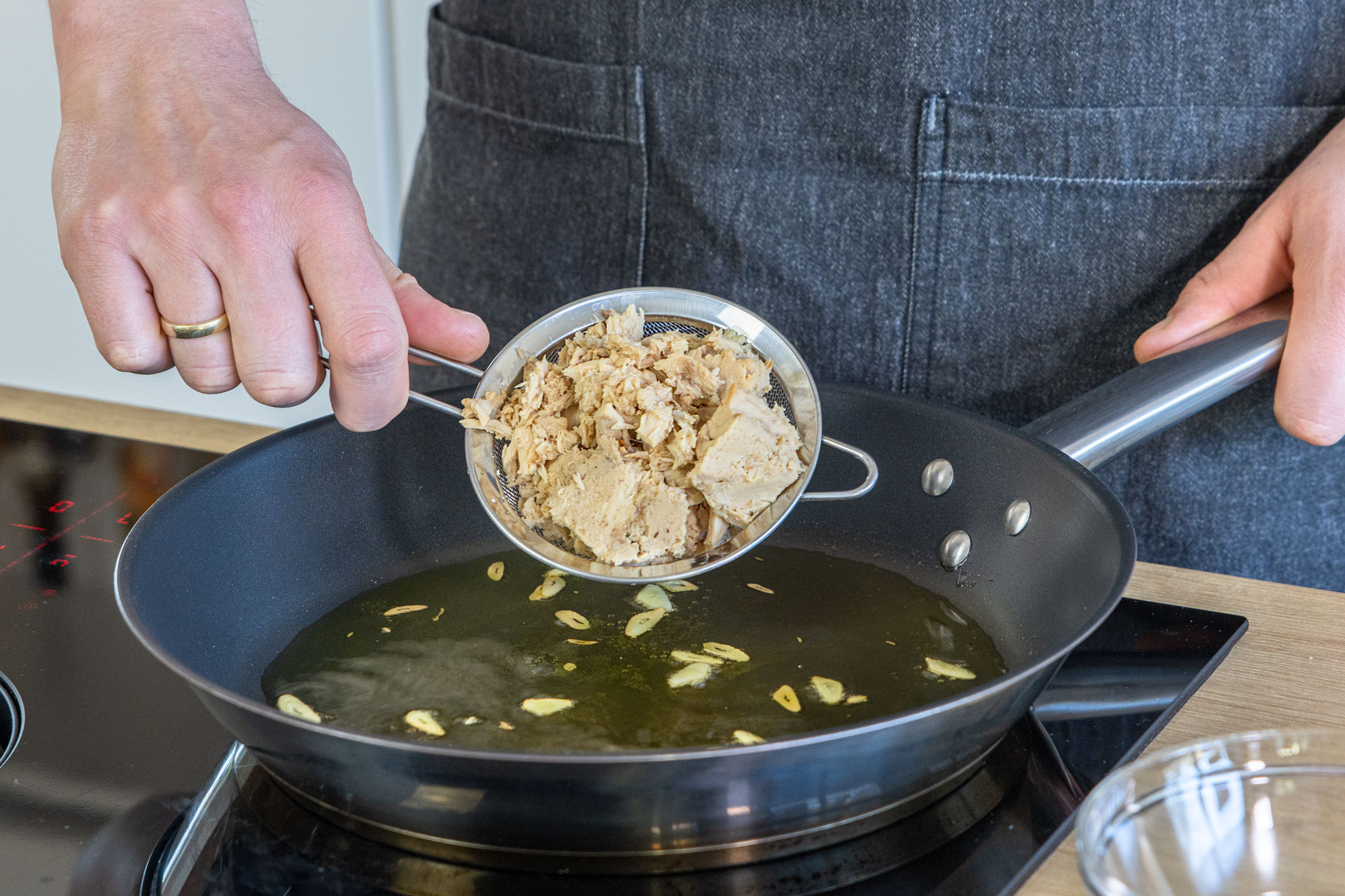 Thunfisch in die Pfanne geben
