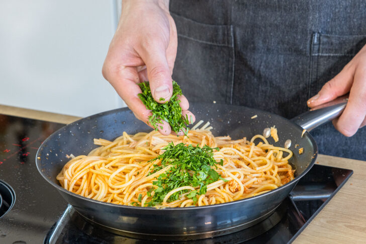 Petersilie zu den Italienische Spaghetti mit Thunfisch geben