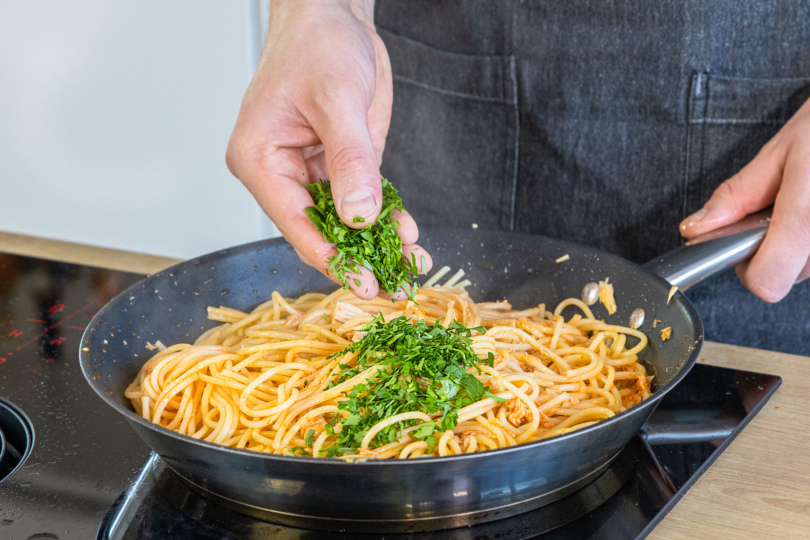 Petersilie zu den Italienische Spaghetti mit Thunfisch geben
