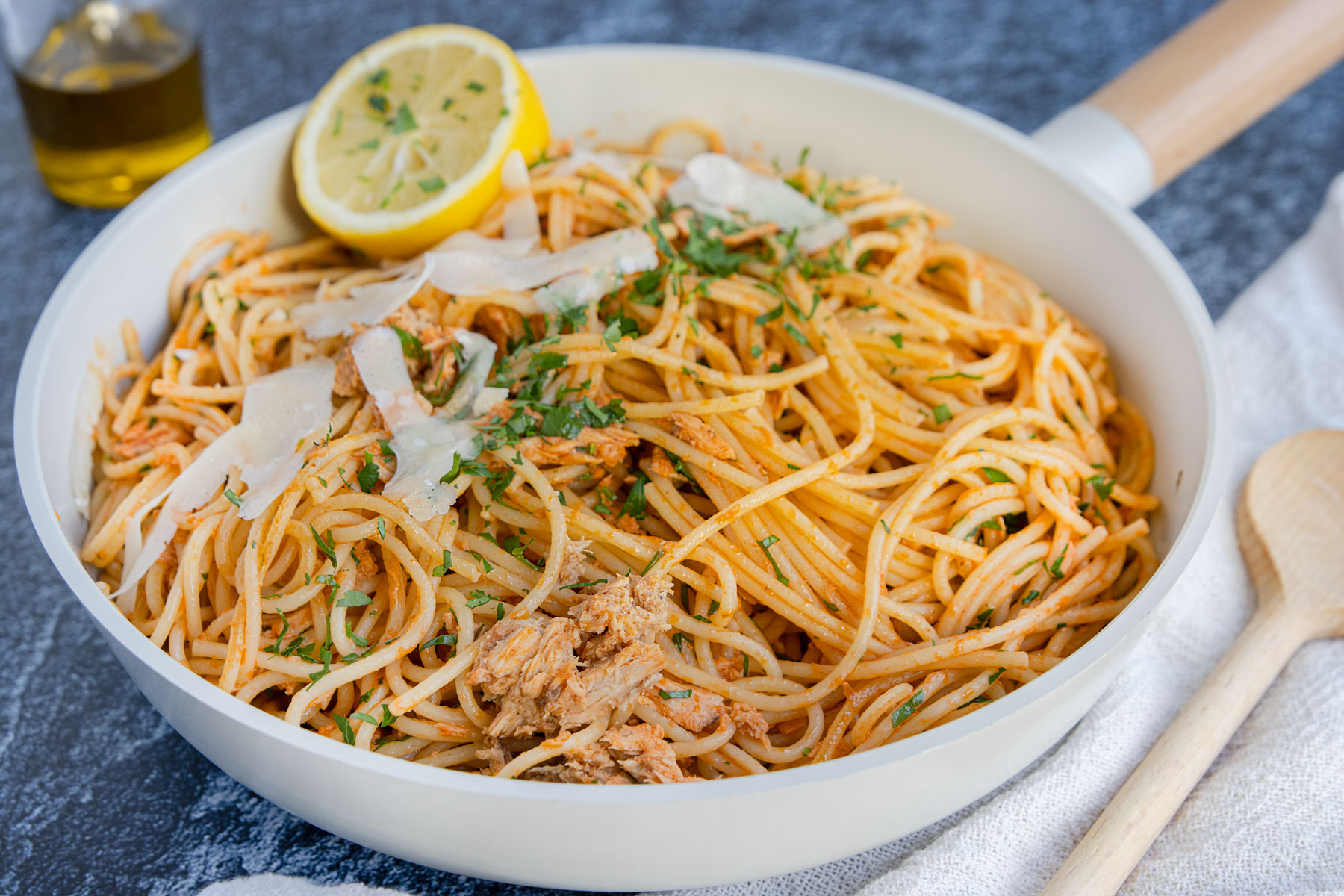 Italienische Spaghetti mit Thunfisch