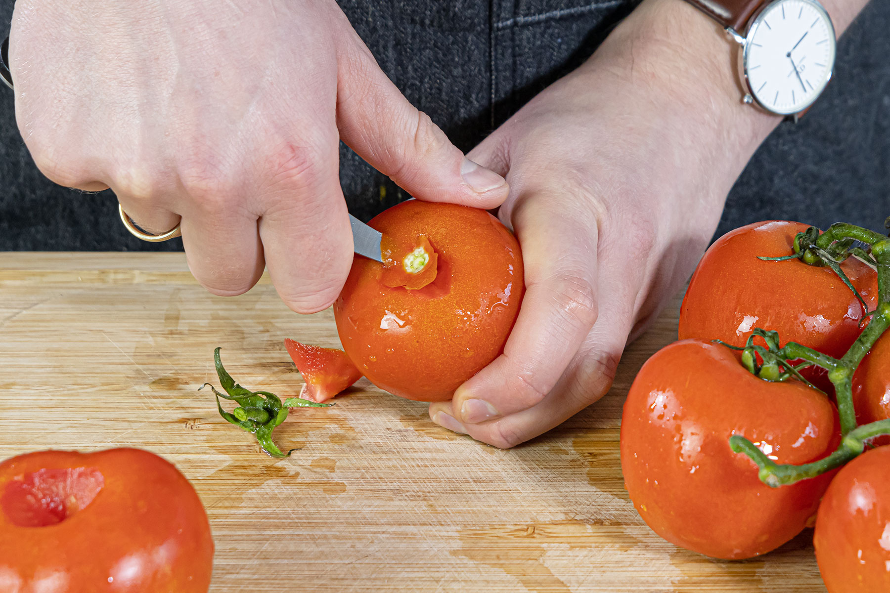 Strunk aus den Tomaten entfernen