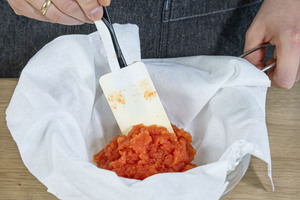 Tomatenmasse in ein Passiertuch geben