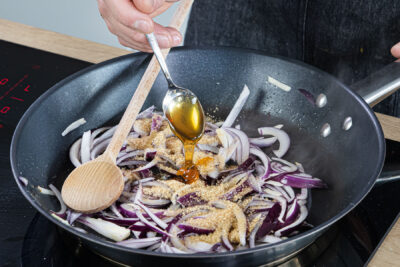Zwiebeln un Knoblauch karamellisieren
