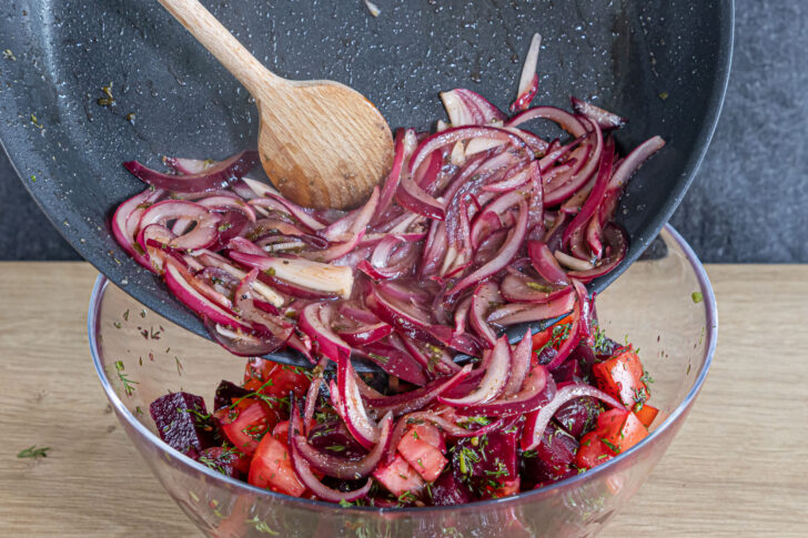 karamelisierte Zwiebeln zu den Tomaten und roter Bete geben