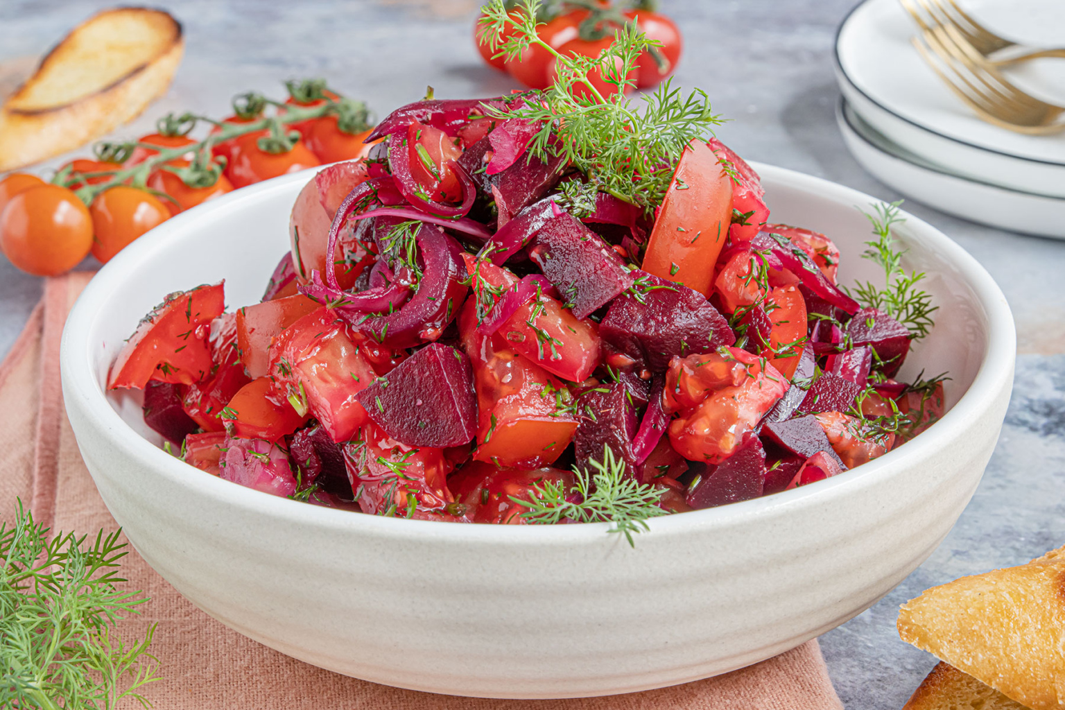 Frischer Tomatensalat mit Dill und roter Bete | Rezept - eat.de