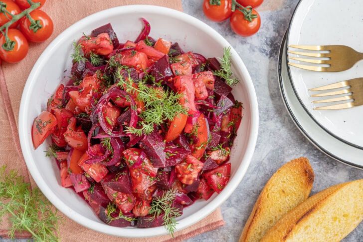 Tomatensalat mit Dill und roter Bete
