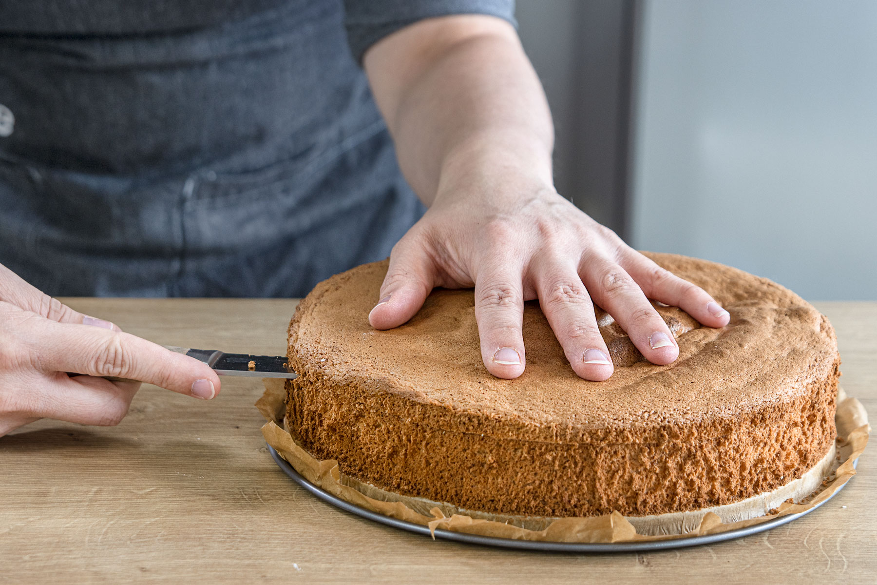 Boden für die fruchtige Ostertorte teilen