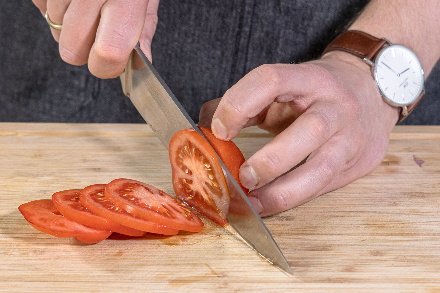 Tomate in Scheiben schneiden