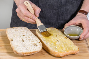 Baguette mit Olivenöl bepinseln