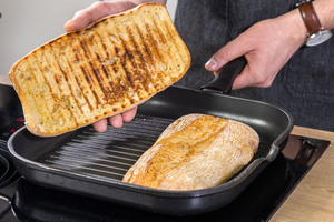 Baguette in der Pfanne anrösten