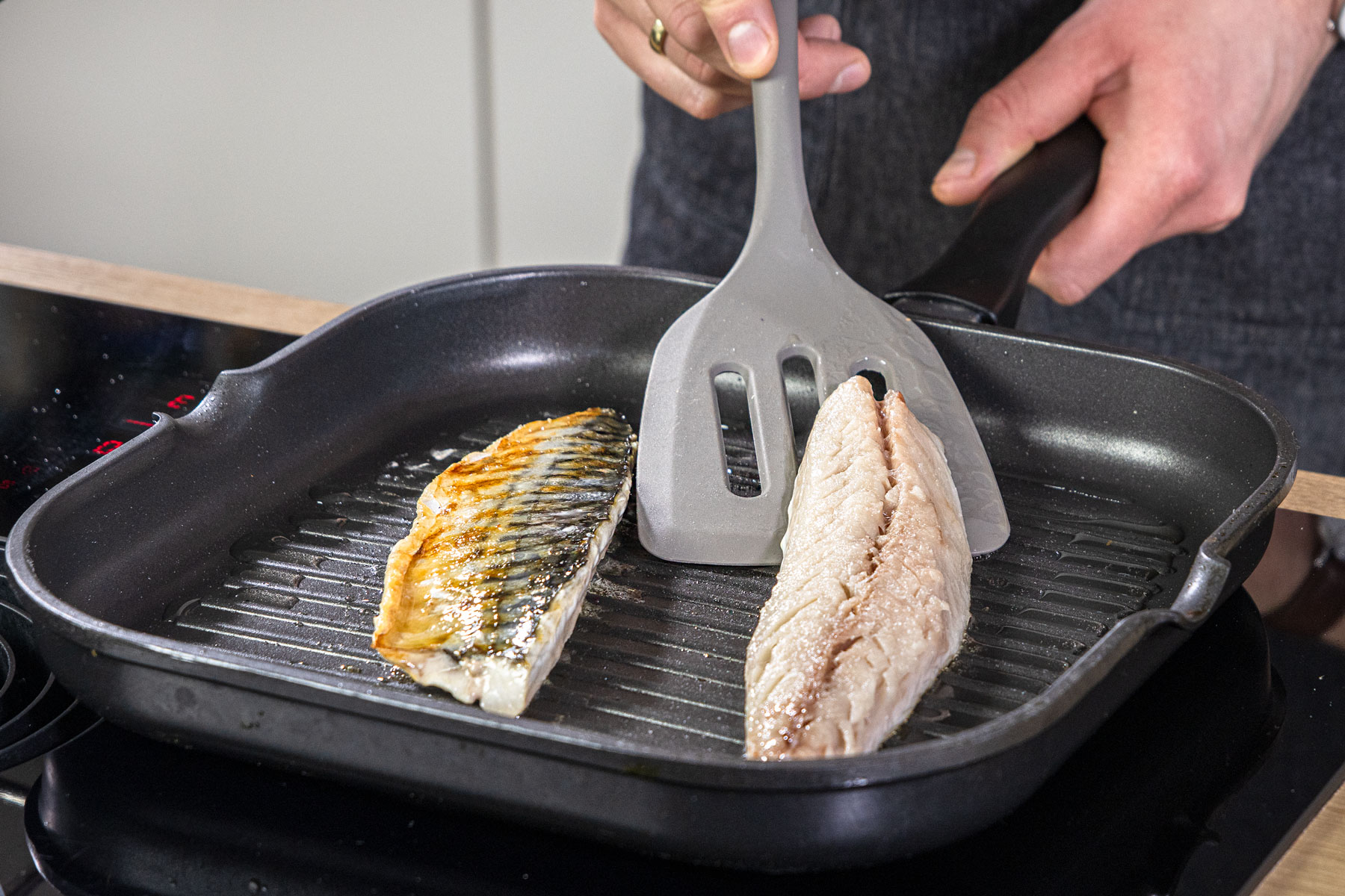Makrelenfilets anbraten