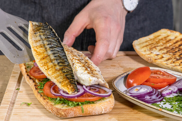 Fisch auf das türkische Fischbrötchen geben
