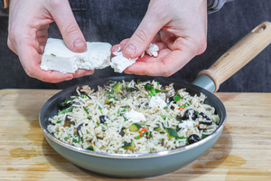 Feta über Vegetarische Reispfanne geben