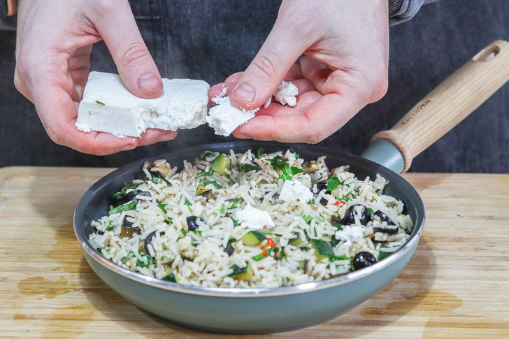 Feta über Vegetarische Reispfanne geben