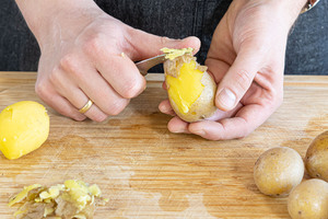 Kartoffeln schälen