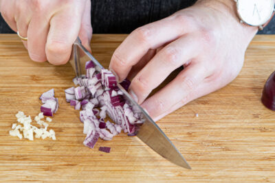 Knoblauch und Zwiebeln klein schneiden