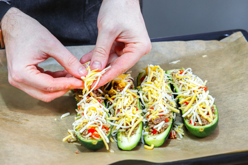 Käse über Zucchini geben