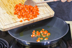 Paprika in die Pfanne geben