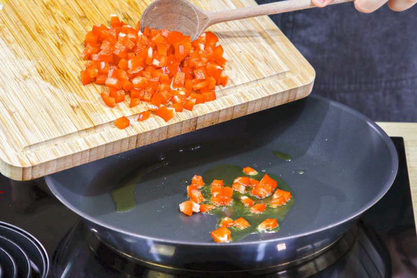 Paprika in die Pfanne geben