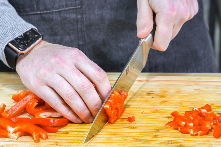 Paprika würfeln