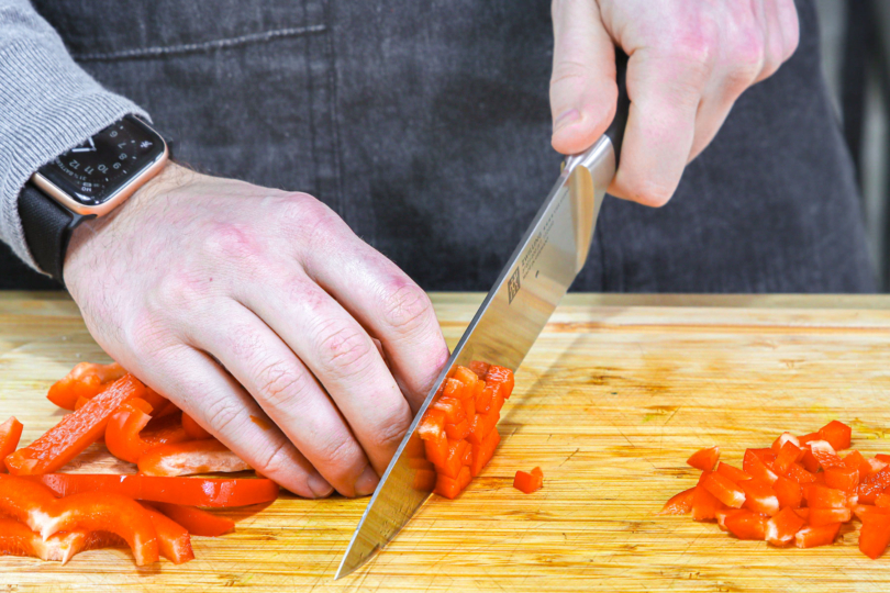 Paprika würfeln