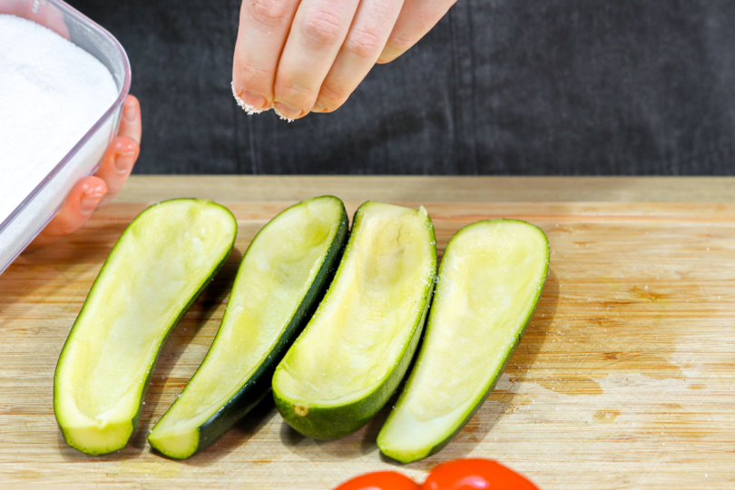 Zucchini würzen für gefüllte Zucchini mit Hackfleisch und Reis