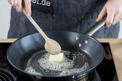 Butter schmelzen.