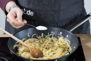Zwiebeln karamellisieren.