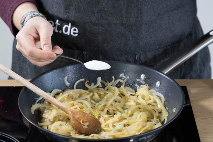 Zwiebeln karamellisieren.