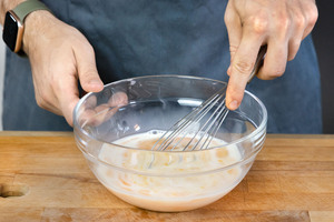 Eier mit der Milch verrühren
