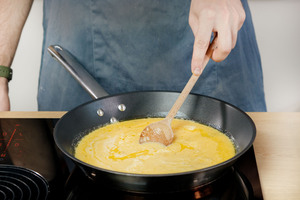 Omelette-Masse in der Pfanne verrühren