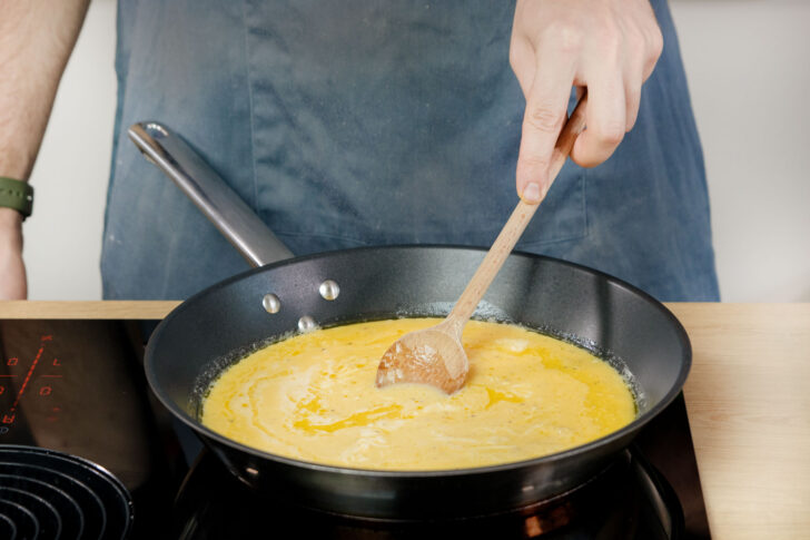 Omelette-Masse in der Pfanne verrühren