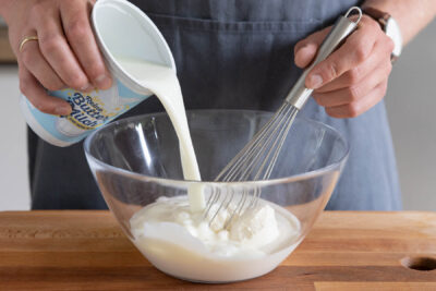 Buttermilch für die Okroschka in eine Schüssel füllen