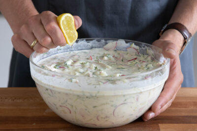 Okroschka mit Buttermilch abschmecken