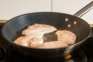 In einer heißen Pfanne mit Öl die Schnitzel von jeder Seite kurz anbraten.