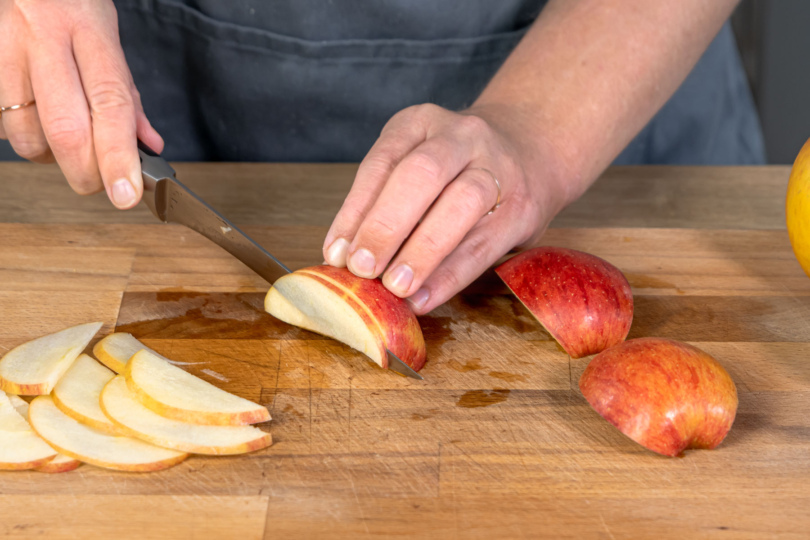 Äpfel in dünne Scheiben schneiden