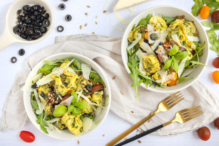 Mediterraner Tortellinisalat mit Pesto